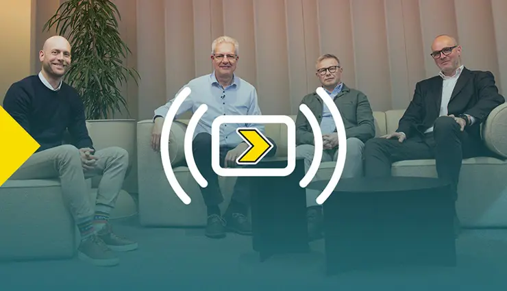 Vier mannen zitten op banken met hun gezicht naar de camera. Het beeld heeft een kleurovergang met het logo van Axelents webinar “Axelent Goes Live”.